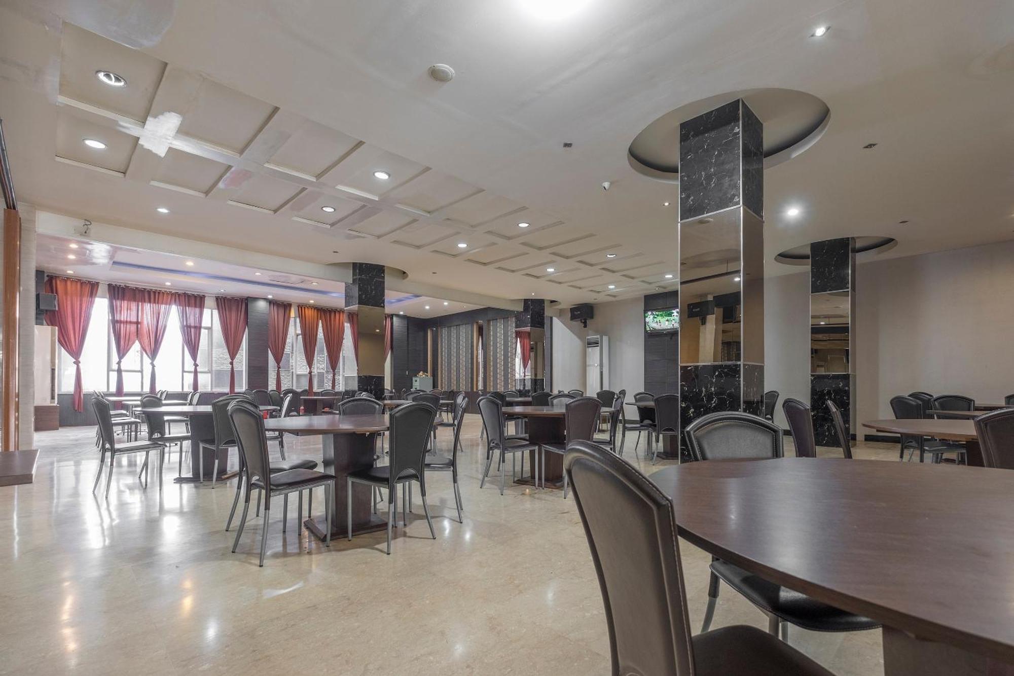 Oyo 1081 Allson City Hotel Makassar Ngoại thất bức ảnh