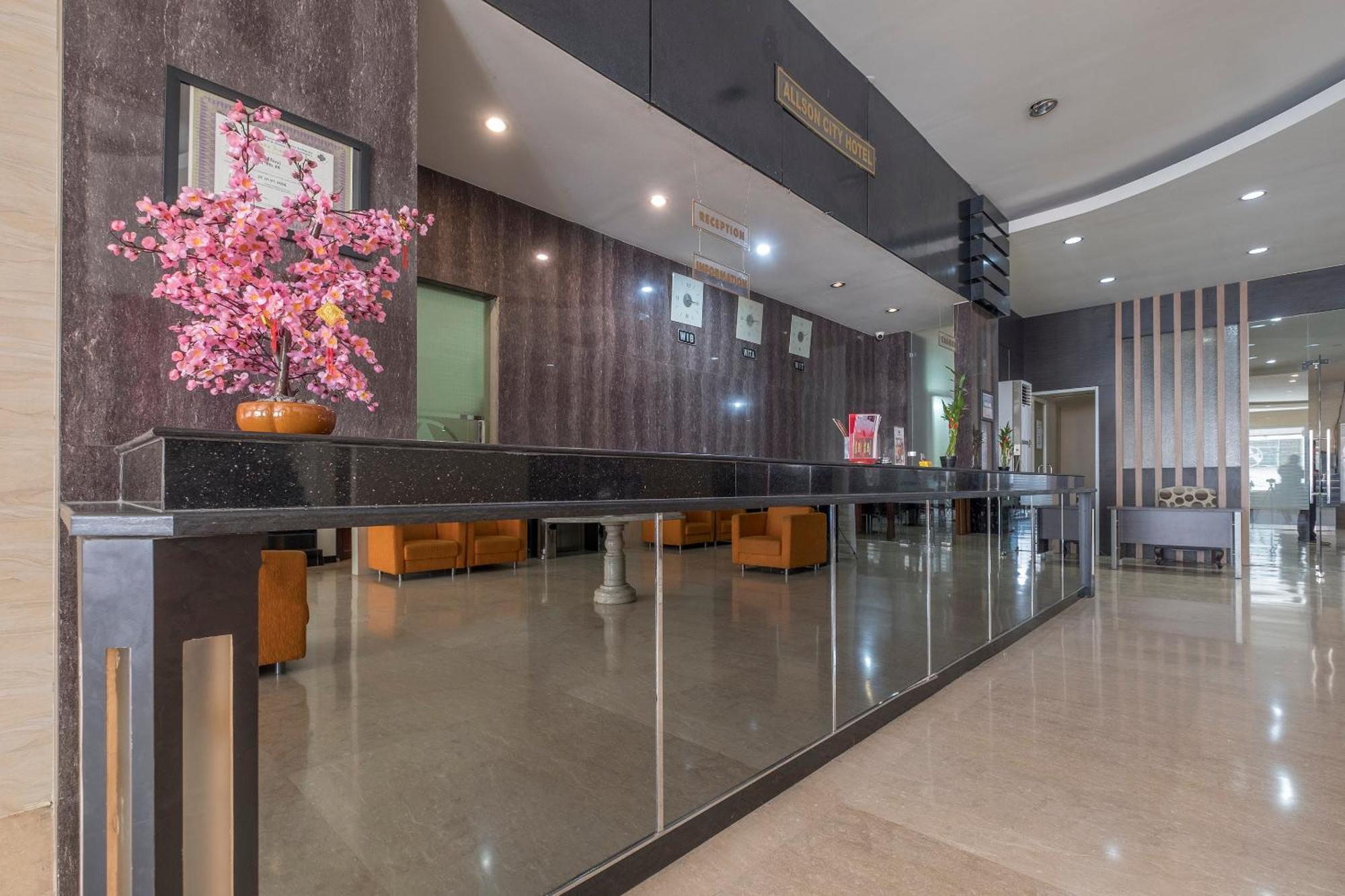 Oyo 1081 Allson City Hotel Makassar Ngoại thất bức ảnh