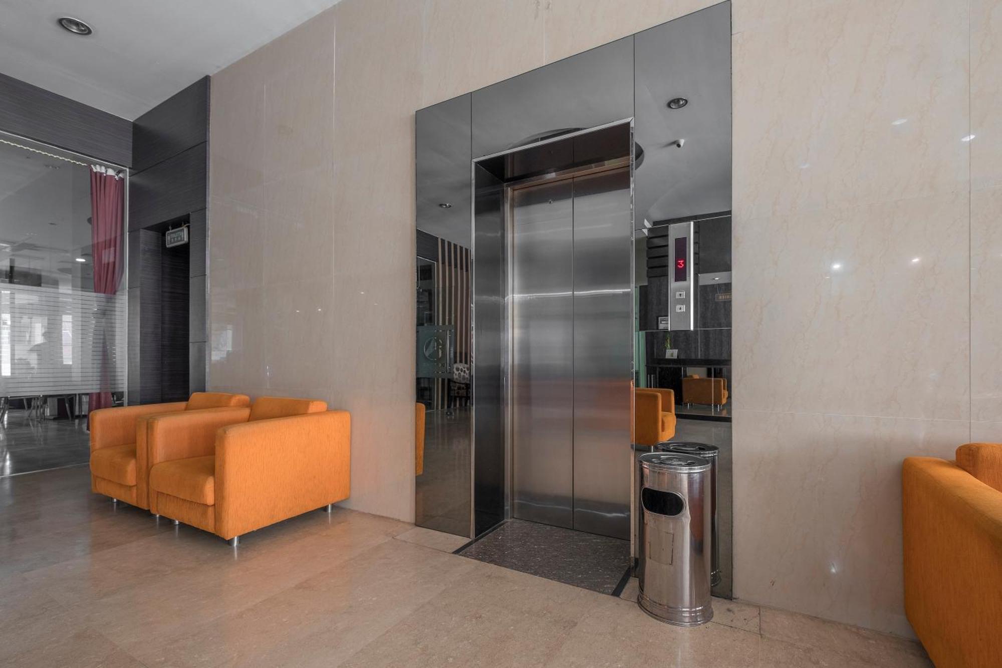 Oyo 1081 Allson City Hotel Makassar Ngoại thất bức ảnh